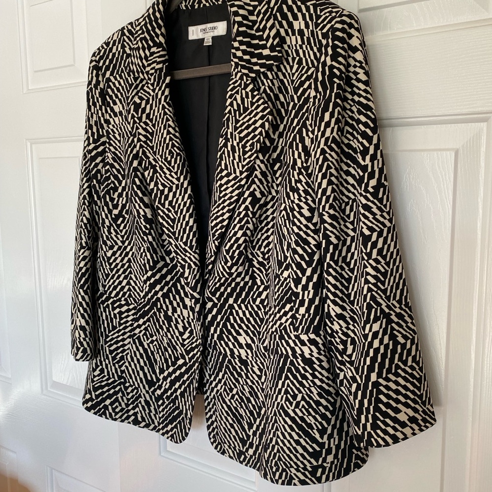 Jones Studio Black and White Geometric Blazer
